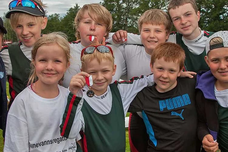 Glade barn viser fram medaljene sine