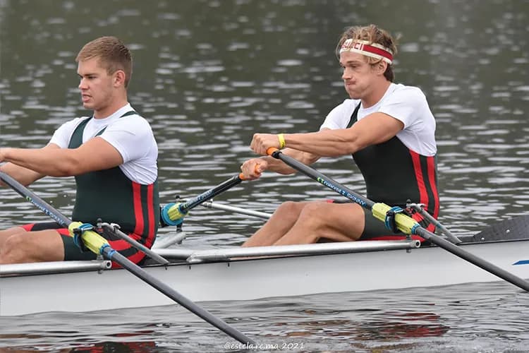 To roere i dobbeltsculler på vannet