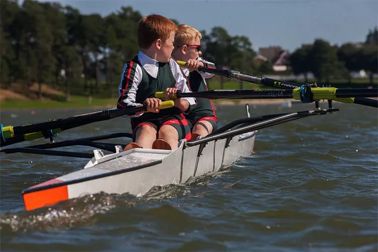 To unge roere i en dobbeltsculler