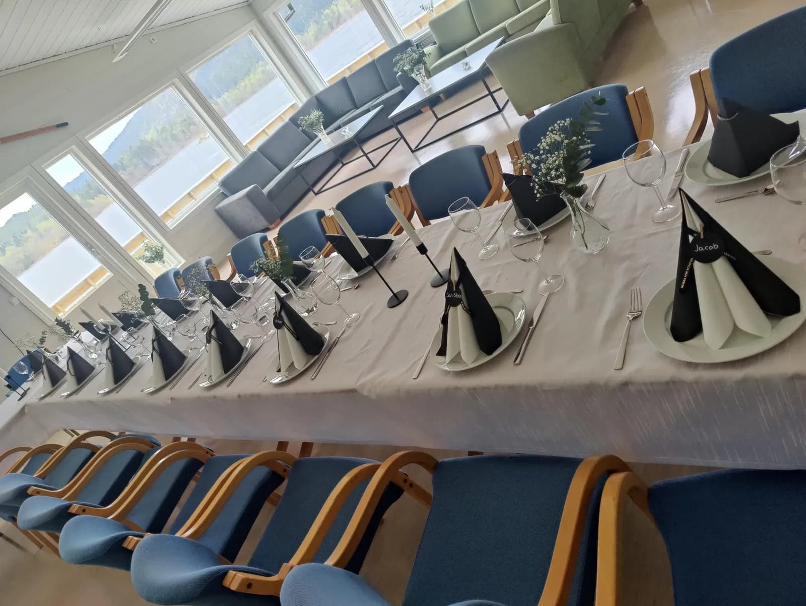 Langbord dekket til selskap