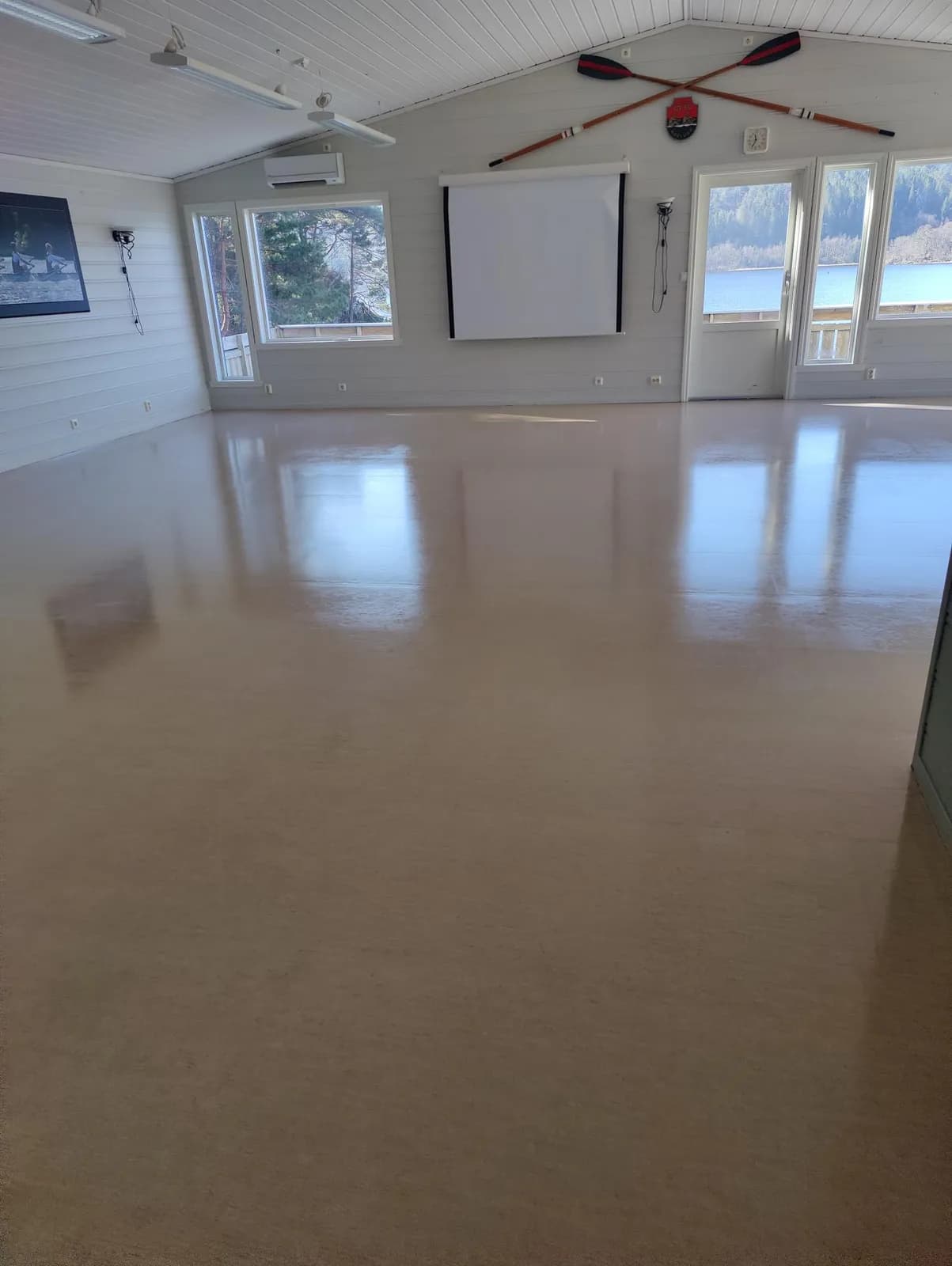 Selskapslokalet uten møbler